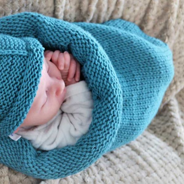 cocon de naissance bébé bleu canard en laine merinos ma petite laine made in France location le mouton à lunettes