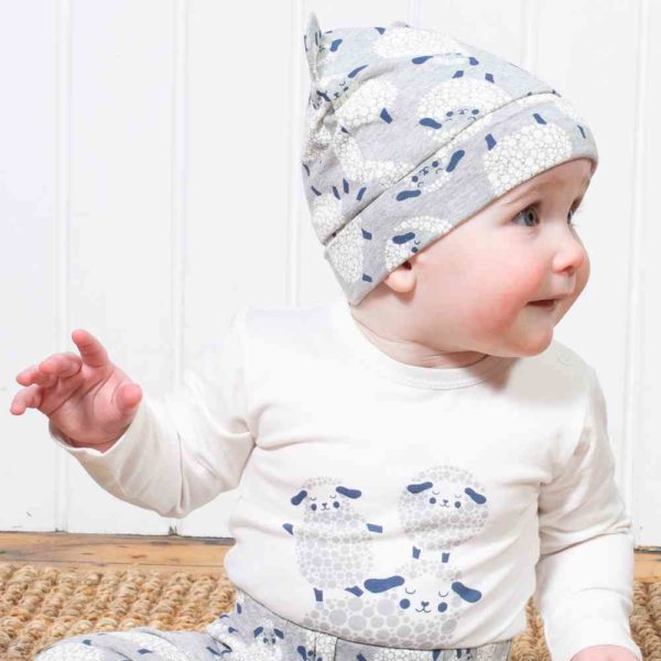 bonnet bébé en coton bio KITE clothing avec petites oreilles et motifs moutons
